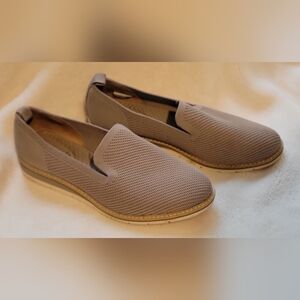 Me Too Tan Womens Slip On Comfort Flats. Size 8
